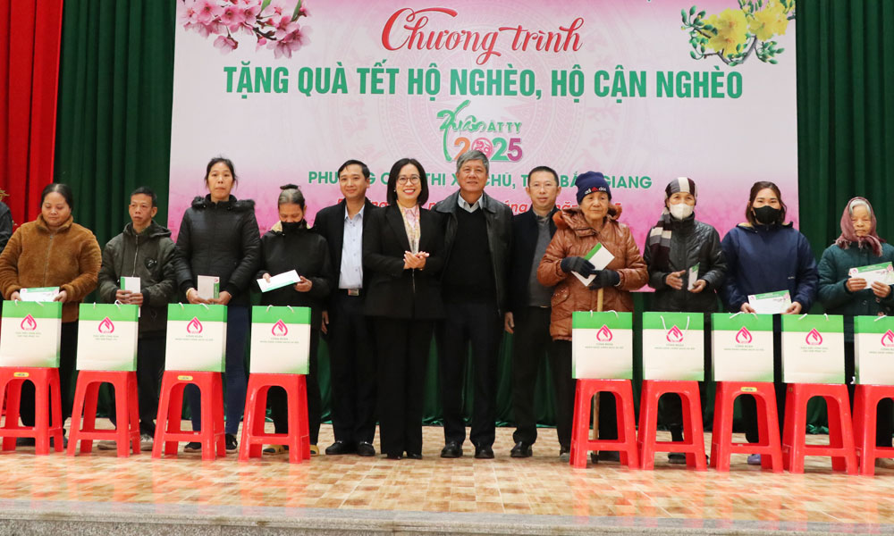 Ngân hàng Chính sách xã hội tặng 166 suất quà Tết cho hộ nghèo, cận nghèo tại thị xã Chũ